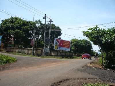 Nhựa hóa các tuyến đường giao thông nông thôn là một trong những chủ trương của Chương trình Xây dựng nông thôn mới