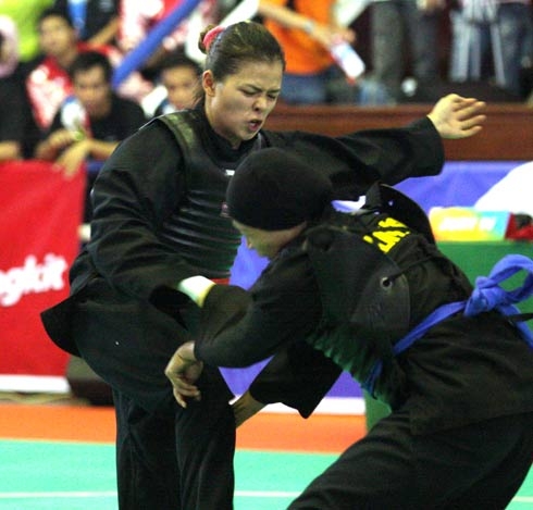 Nguyễn Hương Xuân (phải) trong trận chung kết với nữ võ sĩ Indonesia