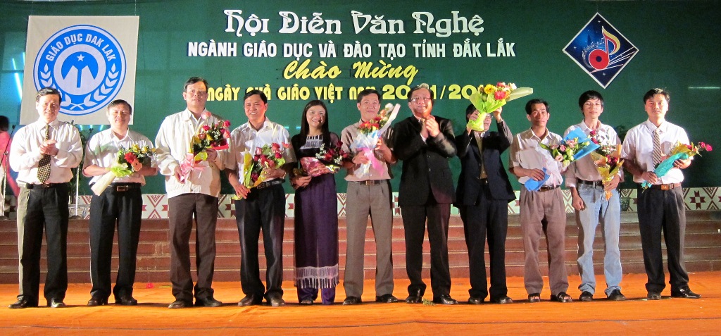 Tăng những bóa hoa tri ân tới các thầy cô giáo của các đoàn tham dự đêm công diễn