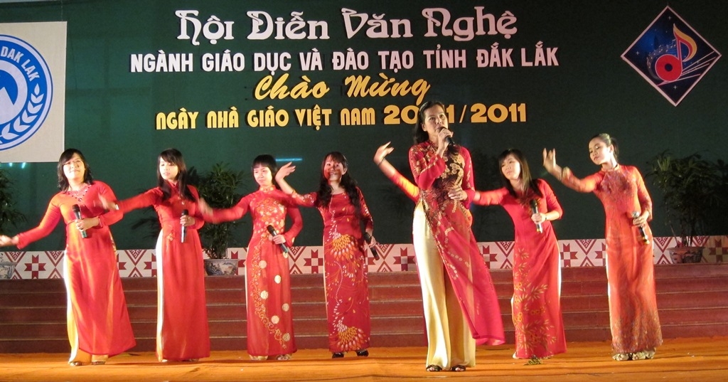 Nhiều tiết mục văn nghệ đặc sắc của thầy cô giáo...