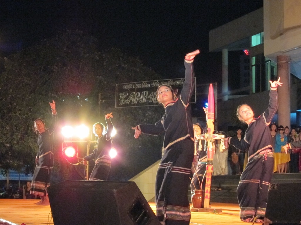 ... đến các thế hệ thầy cô giáo, những người đã, đang ngày đêm truyền thụ kiến thức cho các thế hệ học sinh