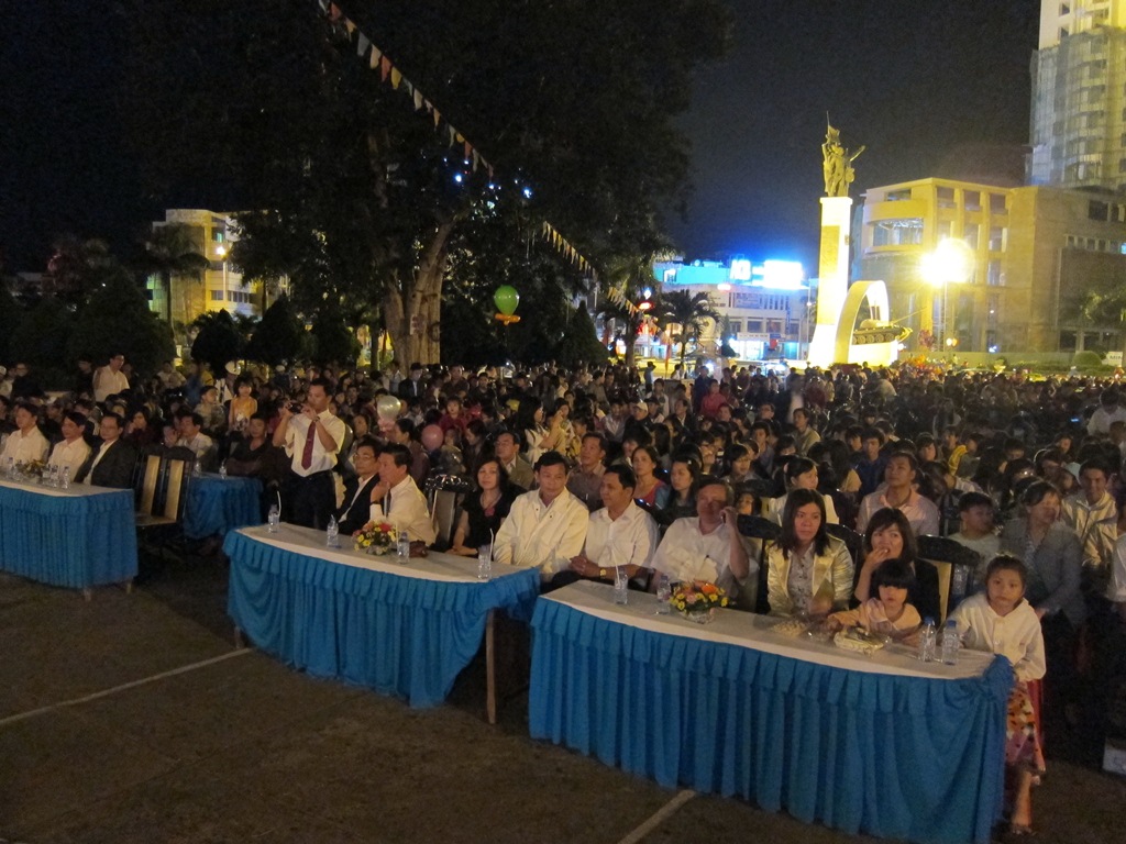 Hàng nghìn người dân...