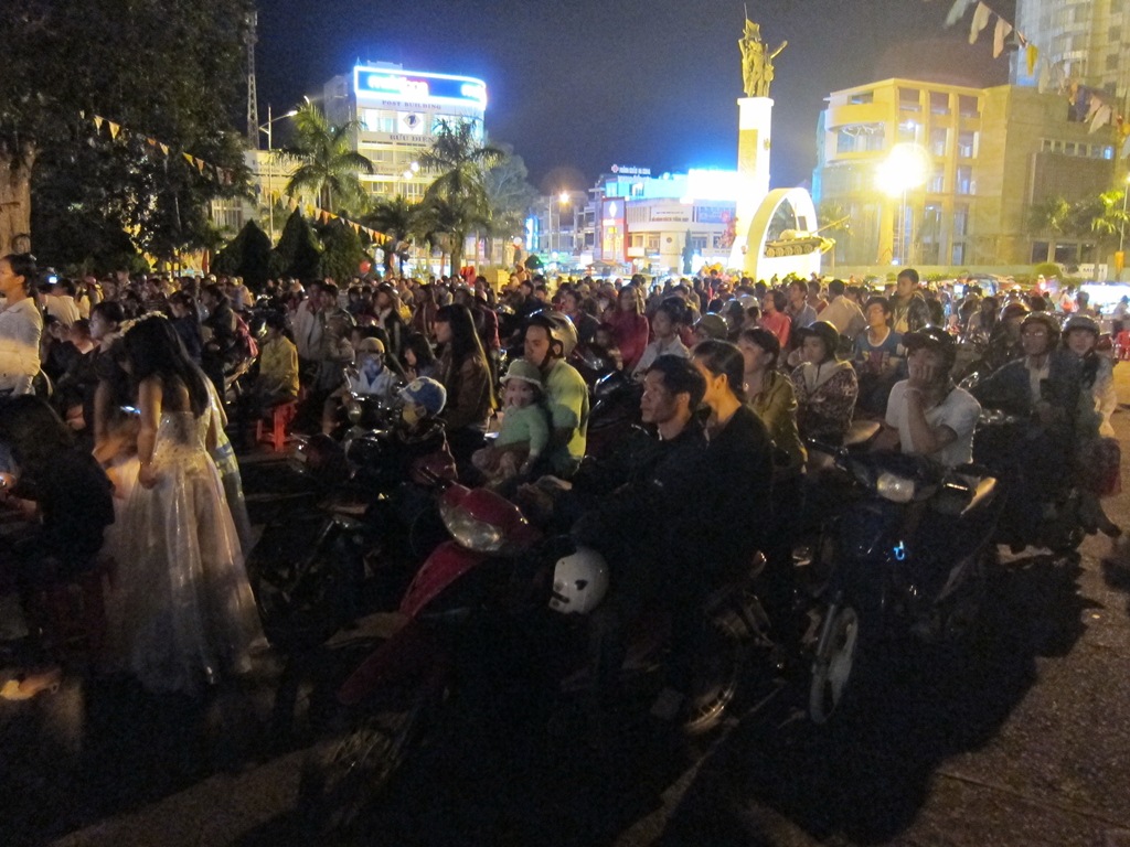 ... cùng các học sinh qua nhiều thế hệ đã tới xem và cổ vũ cho buổi diễn