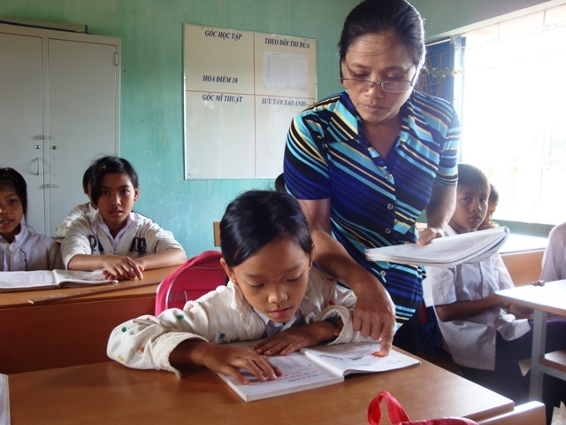 Cô H’Loen Byă, Trường Tiểu học Lê Lợi (xã Ea Na, huyện Krông Ana) hướng dẫn học sinh tập đọc tiếng  Êđê.