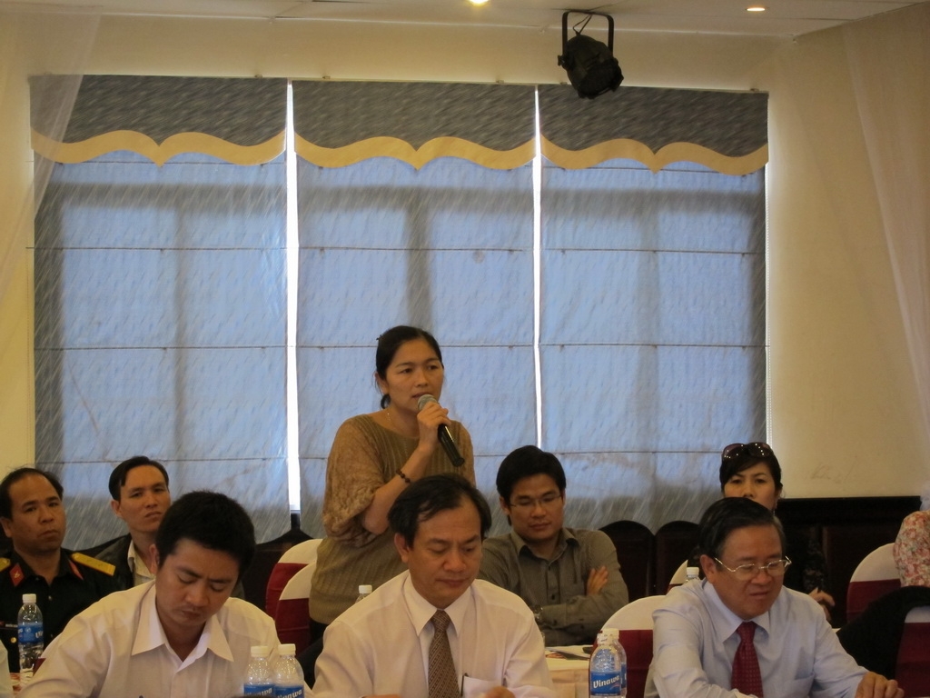 Các đại biểu, doanh nhân thảo luận