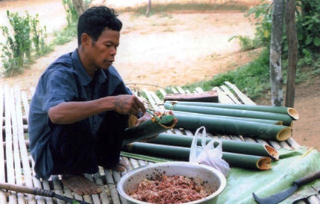 Chế biến thịt chua bỏ vào ống.