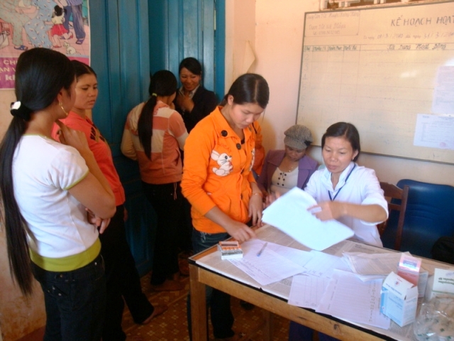 Người dân đăng ký thực hiện gói dịch vụ kế hoạch hóa gia đình ở Trạm y tế.