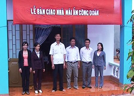 Lễ bàn giao nhà “mái ấm công đoàn” tặng  gia đình cô giáo Phan Thị Dung.