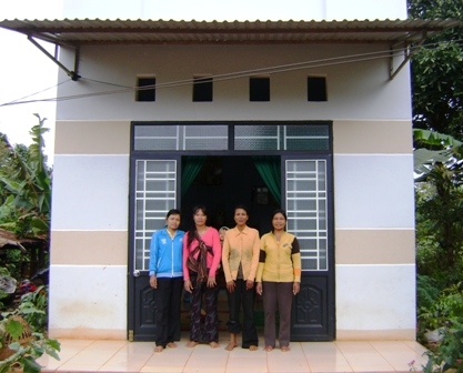 Niềm vui của chị H’Đăm Êban (người thứ 2 bên phải) trước căn nhà được chi hội phụ nữ thôn kết nghĩa xây dựng năm 2010.