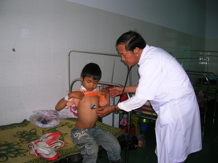 Bác sĩ Trần Văn Chương, khoa Truyền nhiễm, BVĐK thị xã Buôn Hồ thăm khám cho bệnh nhi nằm điều trị tại khoa.