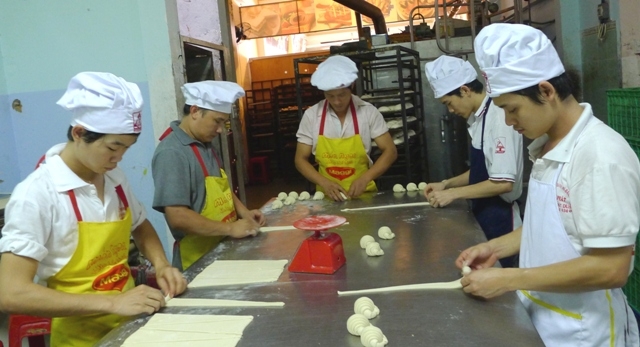 Công nhân làm bánh ở tiệm bánh mì Thành Phát