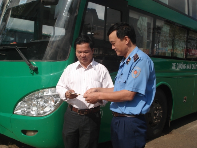 Phát tờ rơi tuyên truyền về tác hại của rươu, bia đối với tài xế xe khách