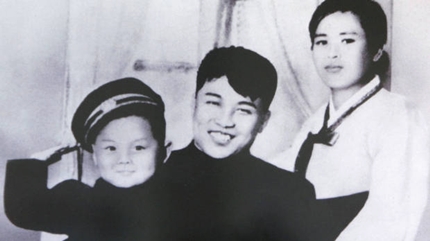 Kim Il Sung và người vợ cả Kim Jong-suk cùng con trai Kim Jong Il chụp ảnh tại trường Trung học Khoa học và đời sống Tây Seoul