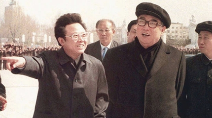 Kim Jong Il đi dạo cùng cha của mình là Kim Il Sung tại Bình Nhưỡng, ảnh chụp năm 1982