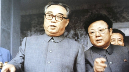 2 cha con ông Kim Il Sung trong một cuộc mít tinh quần chúng tại Triều Tiên năm 1983