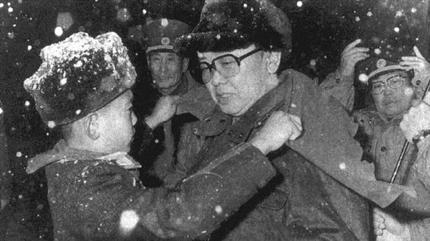 Ông Kim Jong Il nhận được một chiếc khăn của cháu bé tại trường trẻ em mồ côi Bình Nhưỡng