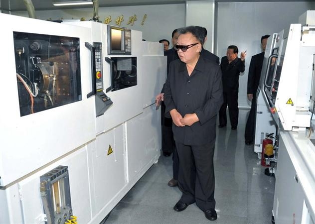 ãnh đạo CHDCND Triều Tiên Kim Jong Il (giữa) thăm Công ty truyền thông Mokran ở Bình Nhưỡng ngày 11/9