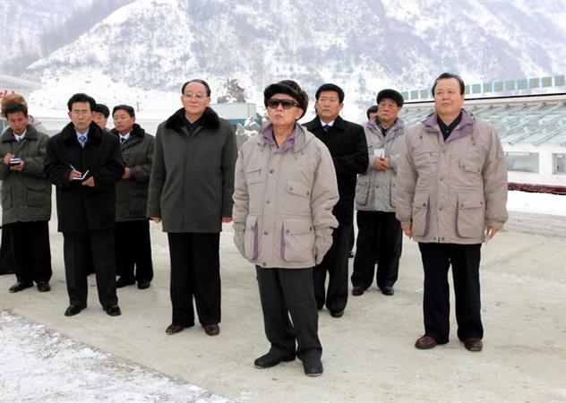 Chủ tịch Kim Jong-Il (giữa) trong chuyến thăm trang trại chăn nuôi gia súc ở tỉnh Chagang