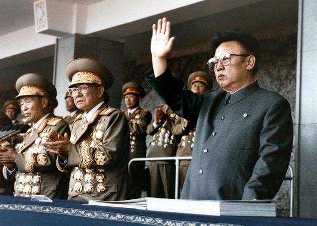 Nhà lãnh đạo Kim Jong-Il (phải) tại lễ kỷ niệm 50 năm Ngày thành lập Đảng Lao động Triều Tiên ngày 10/10/1995