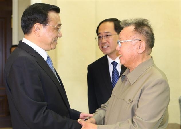 Nhà lãnh đạo CHDCND Triều Tiên Kim Jong Il (phải) có cuộc gặp với Phó Thủ tướng Trung Quốc Lí Khắc Cường