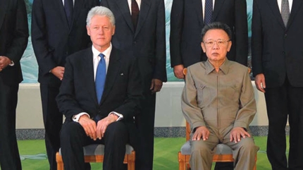 Ông Kim Jong Il trong một cuộc gặp với cựu Tổng thống Mỹ Clinton 4-8-2009