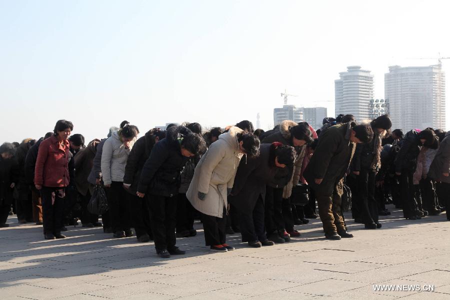 Người dân tưởng nhớ ông Kim Jong Il tại trung tâm BÌnh Nhưỡng