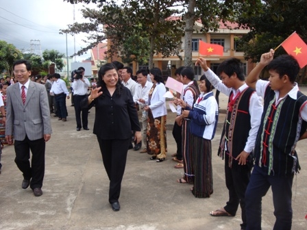 Phó Chủ tịch Quốc hội Tòng Thị Phóng thăm Trường Phổ thông Dân tộc nội trú huyện Krông Bông
