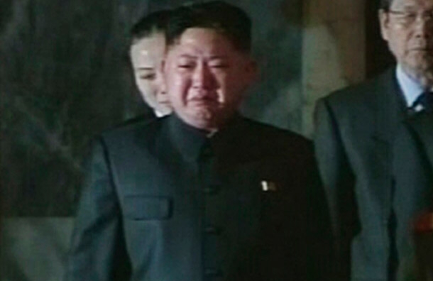 Kim Jong Un bật khóc trong lễ tang cha