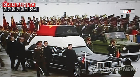 Chiếc xe chở linh cữu ông Kim Jong-il. Phía góc phải đầu xe là người kế nhiệm Kim Jong-un