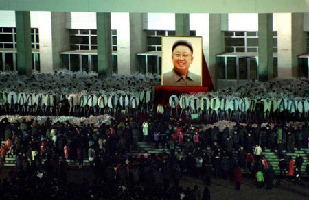 gười dân Triều Tiên tới đặt hoa trước một bức chân dung lớn của ông Kim Jong-il tại Bình Nhưỡng