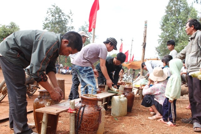 Rượu cần được buộc vào các bàn