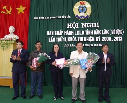 Lãnh đạo LĐLĐ tỉnh tặng quà chia tay những cán bộ thôi giữ chức BCH LĐLĐ tỉnh