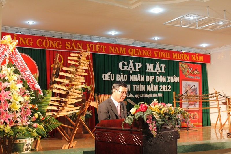 Ông Y Dek Hdot - Chủ tịch UBMTTQVN tỉnh Dak Lak vui mừng báo cáo tình hình phát triển KT-XH của tỉnh đến bà con kiều bào