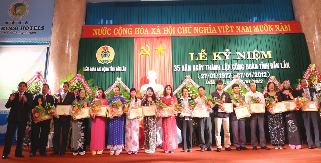 Lãnh đạo LĐLĐ tỉnh trao Bằng công nhận Chủ tịch CĐCS giỏi cho 35 cá nhân