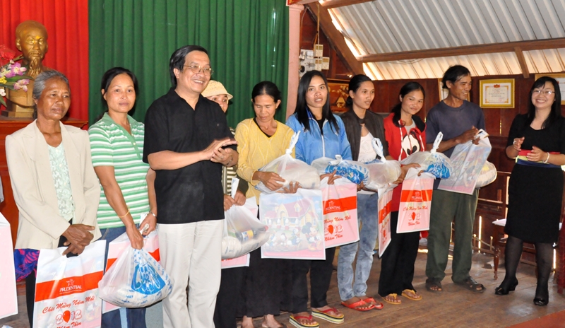42 hộ nghèo của buôn Cuôr Kap cũng đã nhận quà Tết của chương trình