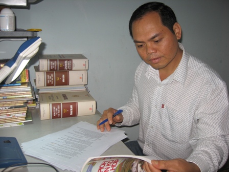 Anh Y Jek Niê Kdăm say mê dịch từng trang sử thi