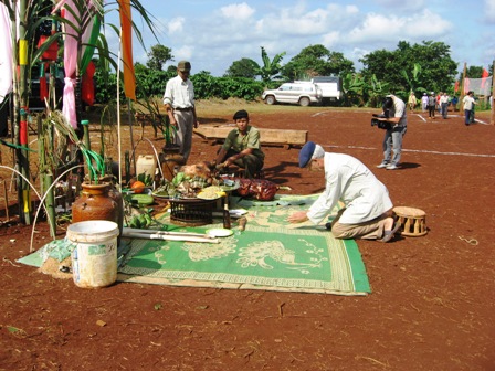 Người dân buôn Thái cúng tổ tiên