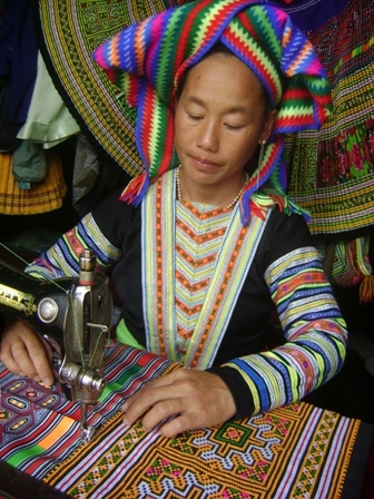 Chị Sùng Thị Nhìa đang gấp rút  hoàn thành các bộ trang phục thổ cẩm truyền thống cho người thân trong gia đình khi mùa xuân đến