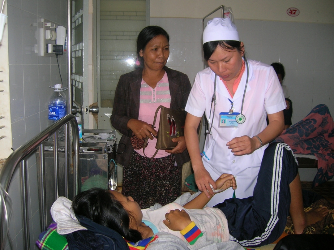 Bác sĩ Nay Thị Thúy đang khám cho người bệnh nằm điều trị tại Bệnh viện.