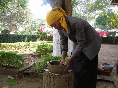 Nghệ nhân làm gốm M’nông trong Lễ hội Cà phê Buôn Ma Thuột năm 2011.