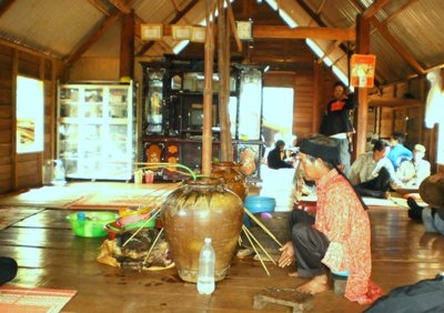 Rượu cần, một lễ vật không thể thiếu trong các lễ cúng của buôn làng. Ảnh: Thúy Hồng