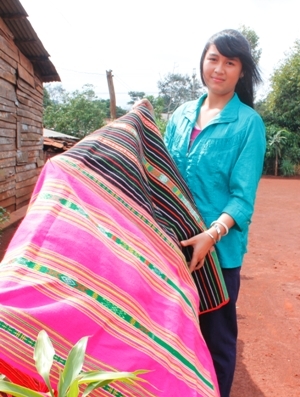 Những tấm chăn thổ cẩm được mang ra phơi ở buôn Wiao a ngày một ít đi. Ảnh: Lệ Văn