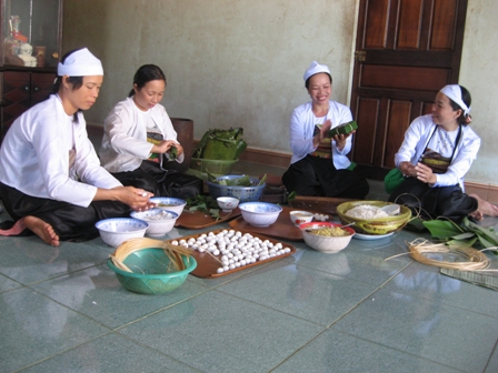 Phụ nữ Mường cùng nhau gói các loại bánh truyền thống đón xuân về