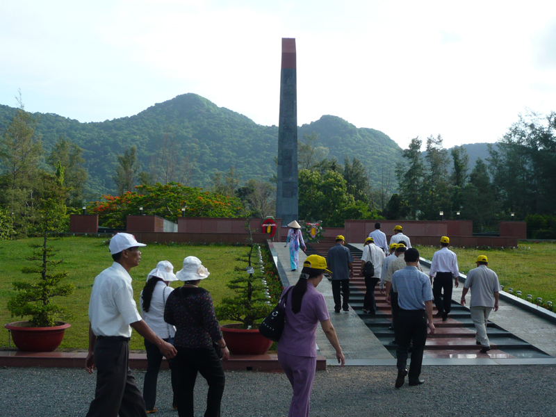 Viếng Nghĩa trang Hàng Dương