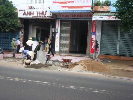 Theo Nghị định 34/2010/NĐ-CP, ngày 2-4-2010, việc xây dựng nhà ở trái phép trong phạm vi hành lang ATGT đường bộ sẽ bị xử phạt từ 10-15 triệu đồng.