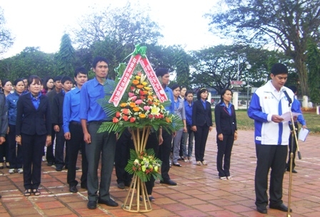 Tuổi trẻ các dân tộc tỉnh Dak lak dâng hoa báo công dưới Tượng đài Bác Hồ