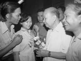 Đồng chí Trường Chính ( thứ 2 bìa phải) thăm hỏi, chúc Tết và lắng nghe ý kiến của CBCNV Nhà máy dệt Thành Công, nơi đột phá về công nghiệp - nhân dịp đồng chí vào thăm và làm việc với TP. HCM từ 16 đến 23-1-1985.  Ảnh: T.L