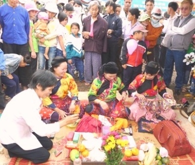 Nghi  lễ  cúng mời trong Lễ hội Nàng Hai.