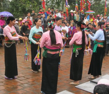 Thiếu nữ Mường hát múa văn nghệ trong ngày hội làng tại đình làng
