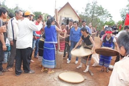 Trò chơi giã gaojtais hiện một cách sinh động quá y\trình sản xuất nông nghiệp là một phần không thể thiếu trong các lễ hội truyền thống của các buôn làng